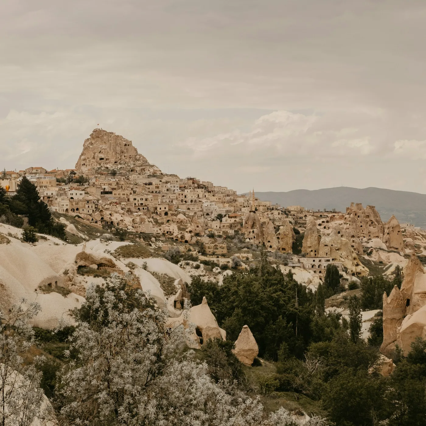 Nevşehir Kapadokya’da taş yapılar ve peribacaları